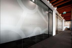 广告公司办公室玻璃隔断装修设计图片大全