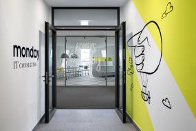 互联网公司办公室玻璃隔断装饰效果图