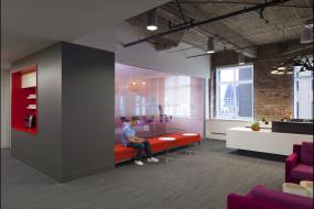 广告公司办公室玻璃隔断装饰效果图