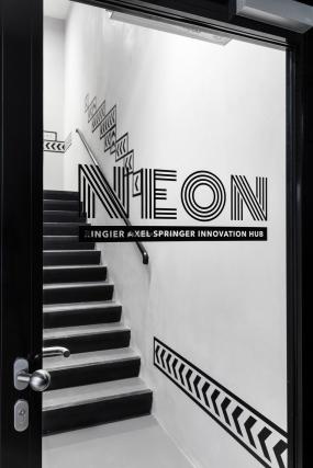 电子科技公司办公室玻璃隔断装饰效果图片