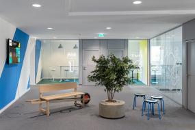 最新互联网公司办公室玻璃隔断装饰效果图