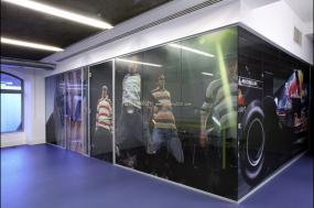 最新IT公司办公室玻璃隔断装修设计效果图