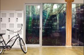 IT公司办公室玻璃隔断装潢设计图