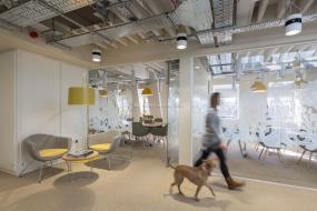 广告公司办公室玻璃隔断装修实景图片