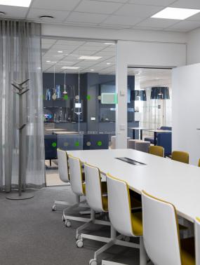 IT公司办公室玻璃隔断装修实景图片大全