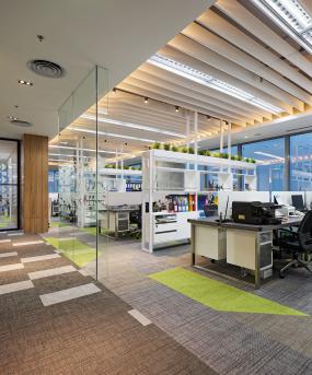 互联网公司办公室玻璃隔断精装修设计图片