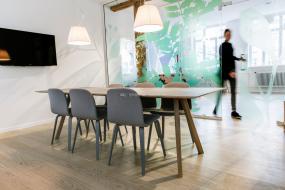 互联网公司办公室玻璃隔断装饰设计图