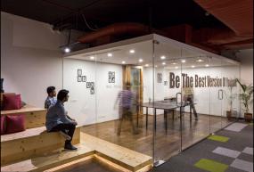 IT公司办公室玻璃隔断设计装修效果图片