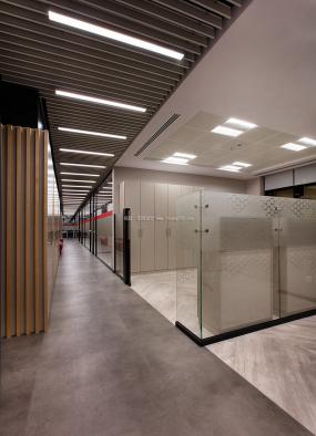 专业IT公司办公室玻璃隔断装修设计图片