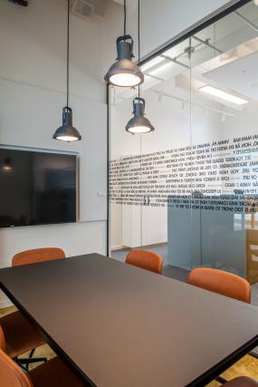 IT公司办公室玻璃隔断装修设计效果图片