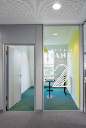 最新互联网公司办公室玻璃隔断装饰实景图