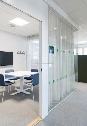 IT公司办公室玻璃隔断装修实景图片