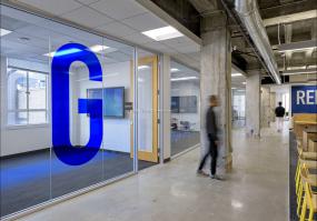 最新互联网公司办公室玻璃隔断装饰设计图