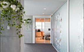 电子科技公司办公室玻璃隔断设计效果图片