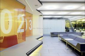 IT公司办公室玻璃隔断装修设计效果图