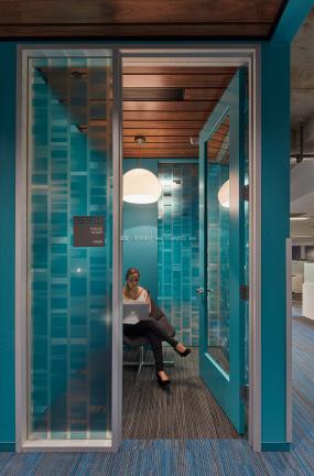 IT公司办公室玻璃隔断装饰装修效果图