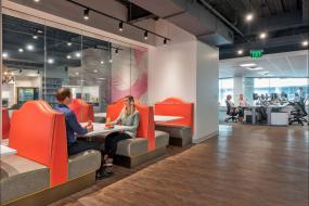 互联网公司办公室玻璃隔断室装修效果图