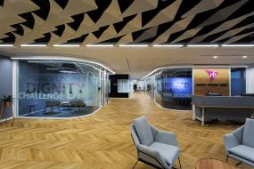 IT公司办公室玻璃隔断装饰效果图片