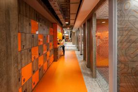 互联网公司办公室玻璃隔断装修装潢效果图