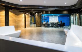 最新电子科技公司办公室玻璃隔断设计装饰效果图片