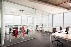 IT公司办公室玻璃隔断装修高清图片