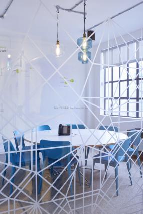 最新广告公司办公室玻璃隔断装修设计效果图