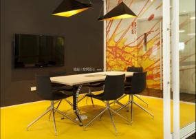 最新IT公司办公室玻璃隔断设计装饰效果图