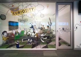 广告公司办公室玻璃隔断装饰效果图片