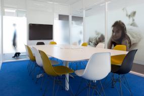 IT公司办公室玻璃隔断装修实景图图片大全