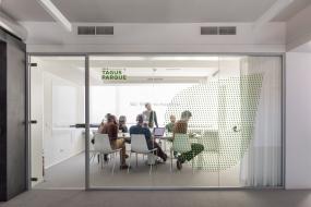 最新电子科技公司办公室玻璃隔断装修设计图片