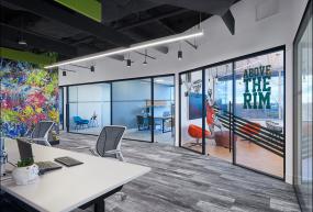 互联网公司办公室玻璃隔断装饰设计效果图