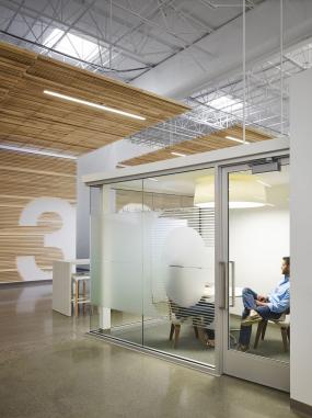 互联网公司办公室玻璃隔断设计装饰图