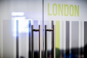 IT公司办公室玻璃隔断装潢效果图