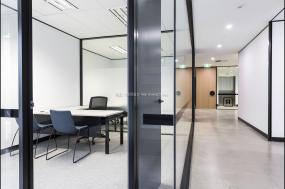 IT公司办公室玻璃隔断装饰效果图