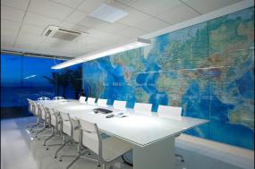 IT公司办公室玻璃隔断设计装饰效果图片