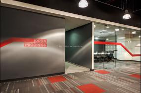 最新广告公司办公室玻璃隔断效果图