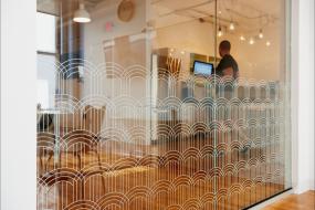 互联网公司办公室玻璃隔断装修设计效果图