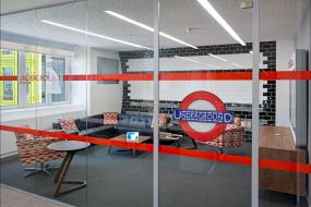 广告公司办公室玻璃隔断装潢效果图片