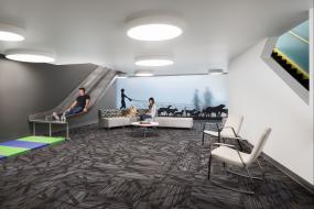 最新IT公司办公室玻璃隔断设计装饰效果图片