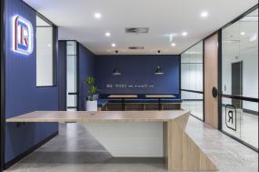 IT公司办公室玻璃隔断装饰图片