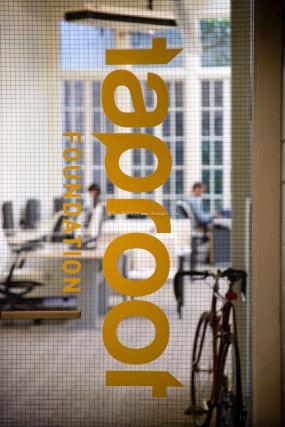 IT公司办公室玻璃隔断装修高清图片大全