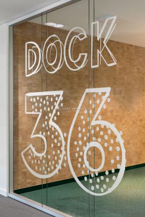 互联网公司办公室玻璃隔断装饰效果图片