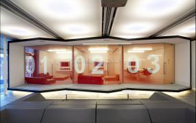 IT公司办公室玻璃隔断装修设计图片