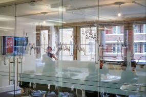 IT公司办公室玻璃隔断室装修效果图大全