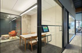 高档互联网公司办公室玻璃隔断装修图片大全