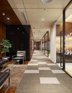 互联网公司办公室玻璃隔断装潢设计图