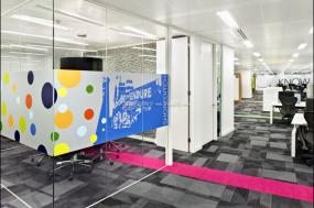 IT公司办公室玻璃隔断装饰设计效果图大全