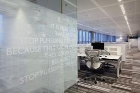 最新贸易公司玻璃隔断装修设计图片