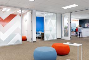 外国公司玻璃隔断装饰装修效果图