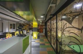 外国公司玻璃隔断装潢效果图